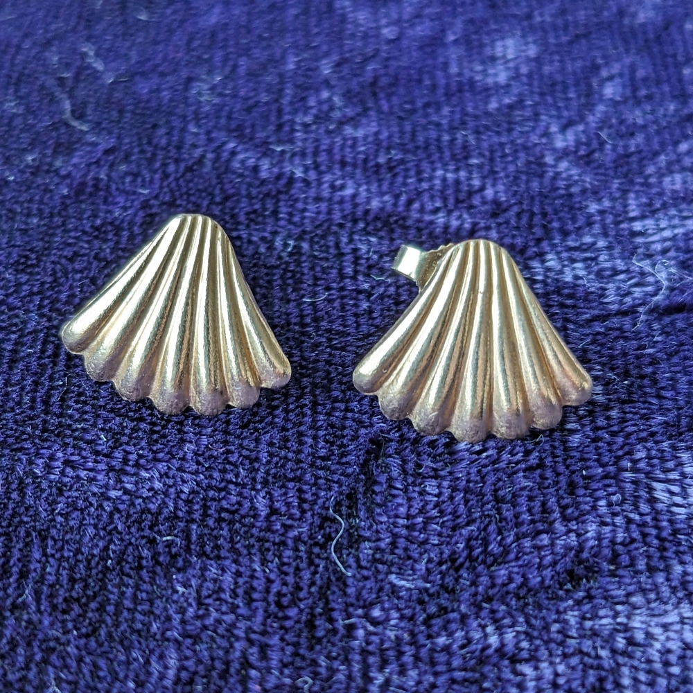Solid 14K Gold Sea Shell Earrings, Vintage